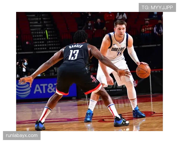 贾森·特里无球跑动提升火箭外线效率，明显拉开队友投篮空间