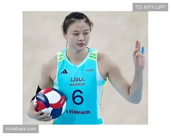 龚翔宇脱下护膝那刻，瞬间把我从看球拉进时装周，谁能跟上这反差节奏